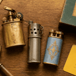 Briquet ancien vintage sur table en bois