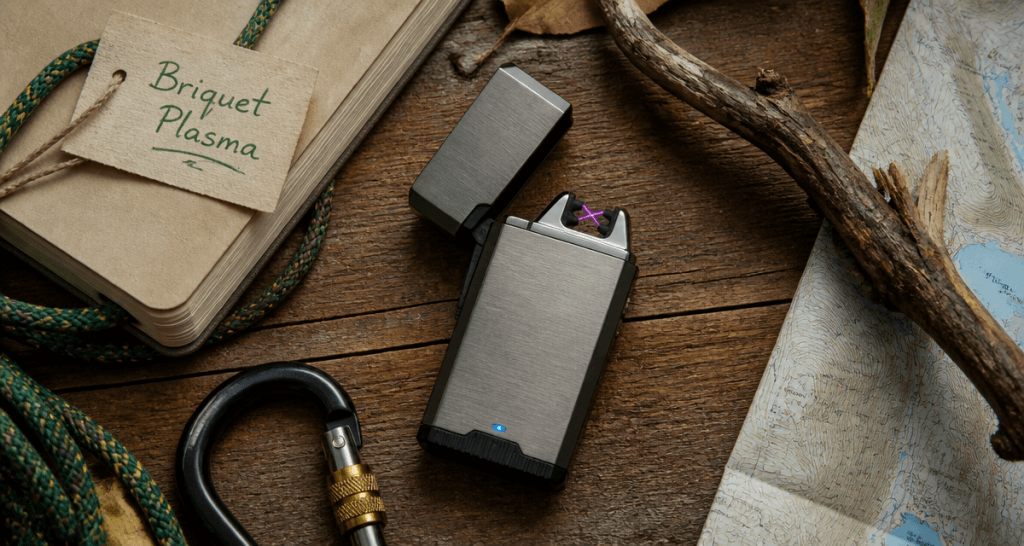 briquet plasma double arc sur table bois avec accessoires aventure