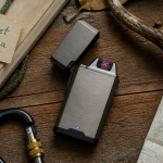 briquet plasma double arc sur table bois avec accessoires aventure