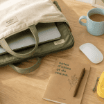 Sacoche pour ordinateur crème avec accessoires sur bureau