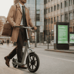 trottinette adulte sur trottoir urbain