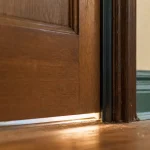 Isoler phoniquement une porte : joint acoustique au seuil