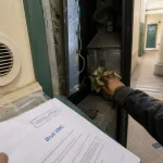 VMC collective immeuble bruyante : technicien ouvre la gaine