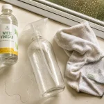 Nettoyant à vitre maison au vinaigre blanc : dosage sans traces sur vitre