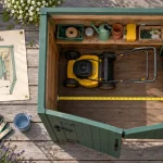 Cabane à outils jardin : mètre ruban mesure l’espace avant surface